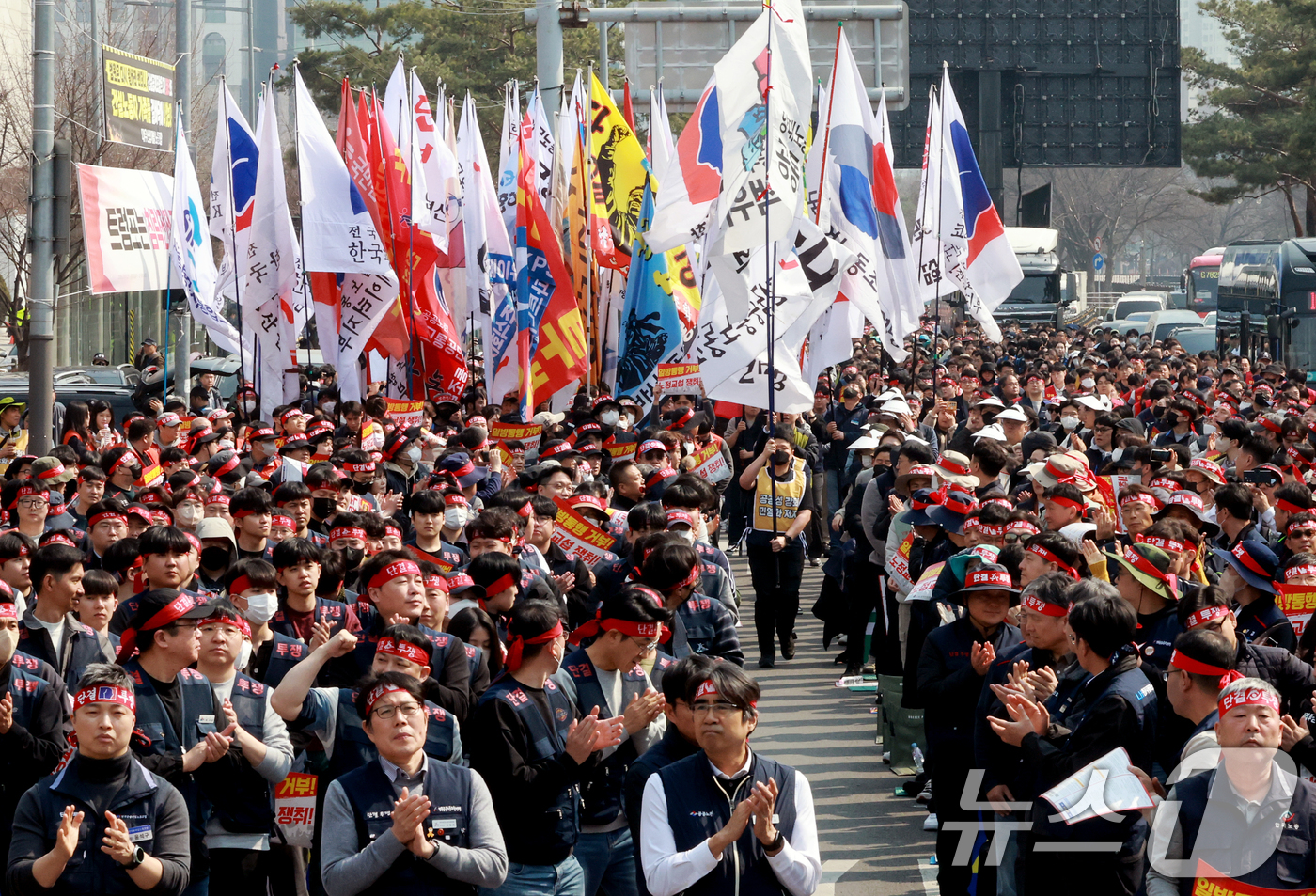 (서울=뉴스1) 이호윤 기자 = 양대노총 공공부문노동조합 공동대책위원회 회원들이 17일 서울 영등포구 국회 앞에서 열린 ‘공공부문 노정교섭 실현을 위한 양대노총 공공부문노동조합 투 …