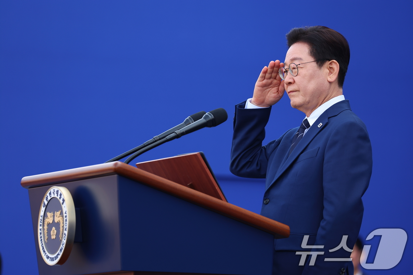 (아산=뉴스1) 이재명 기자 = 이재명 대통령이 17일 충남 아산시 경찰대학에서 열린 신임 경찰 경위·경감 임용식에서 신임 경찰관들의 경례를 받고 있다. (청와대통신사진기자단) 2 …