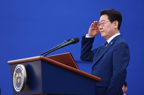 경례 하는 이재명 대통령
