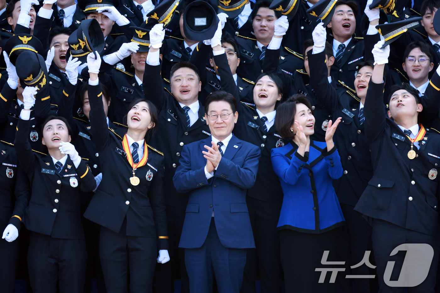 (아산=뉴스1) 허경 기자 = 이재명 대통령과 김혜경 여사가 17일 충남 아산 경찰대학 본관 앞 잔디광장에서 열린 신임 경찰 경위·경감 임용식에서 참석자들과 함께 기념촬영을 하고 …