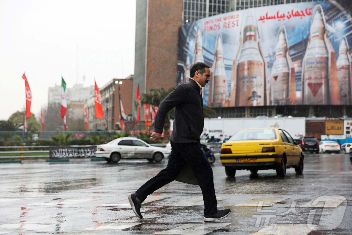 (테헤란 로이터=뉴스1) 양은하 기자 = 16일(현지시간) 이란 테헤란에서 이란 미사일 이미지가 담긴 대형 광고판 옆을 한 남성이 지나가고 있다. 2026. 03. 16.ⓒ 로이터 …