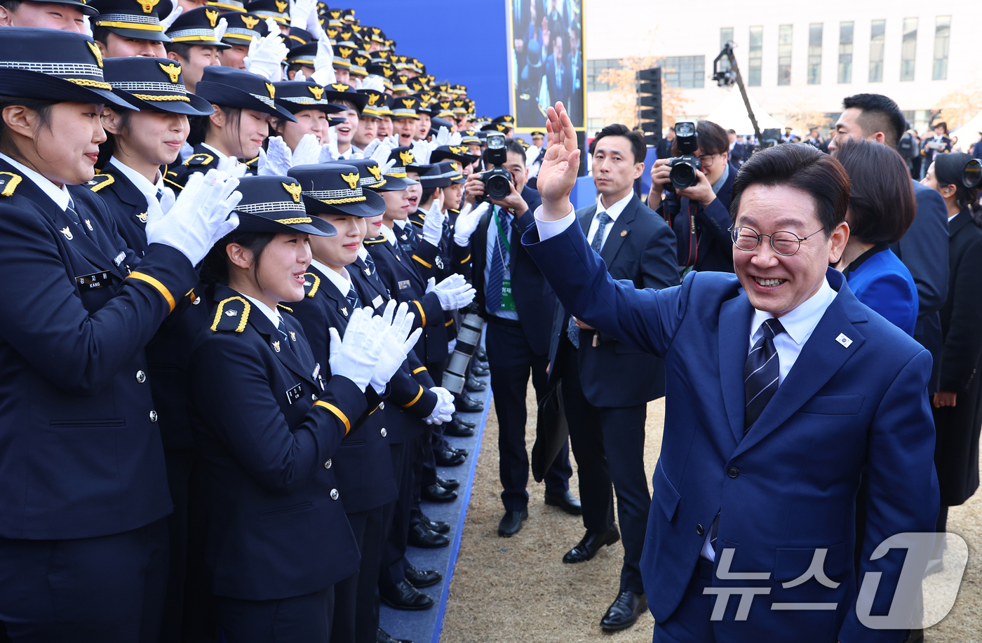 (아산=뉴스1) 이재명 기자 = 이재명 대통령이 17일 충남 아산시 경찰대학에서 열린 신임 경찰 경위·경감 임용식에서 기념촬영을 마친 후 인사를 하고 있다. (청와대통신사진기자단) …