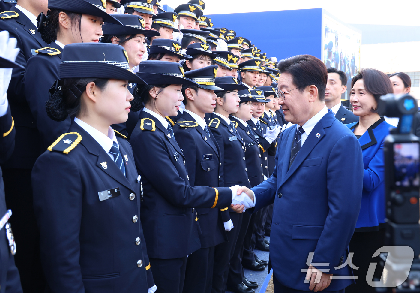 (아산=뉴스1) 이재명 기자 = 이재명 대통령이 17일 충남 아산시 경찰대학에서 열린 신임 경찰 경위·경감 임용식에서 기념촬영을 마친 후 신임 경찰관과 악수를 하고 있다. (청와대 …