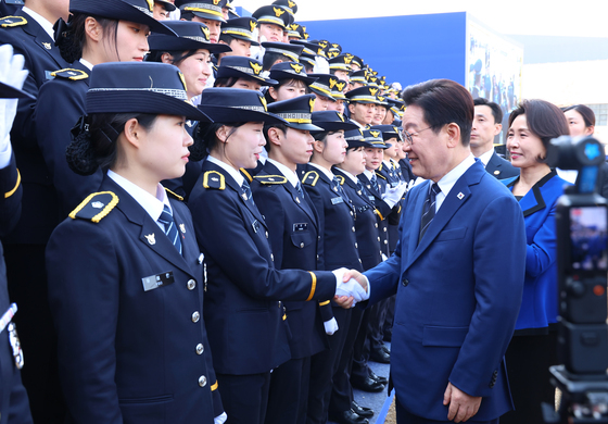 신임 경찰관과 악수하는 이재명 대통령