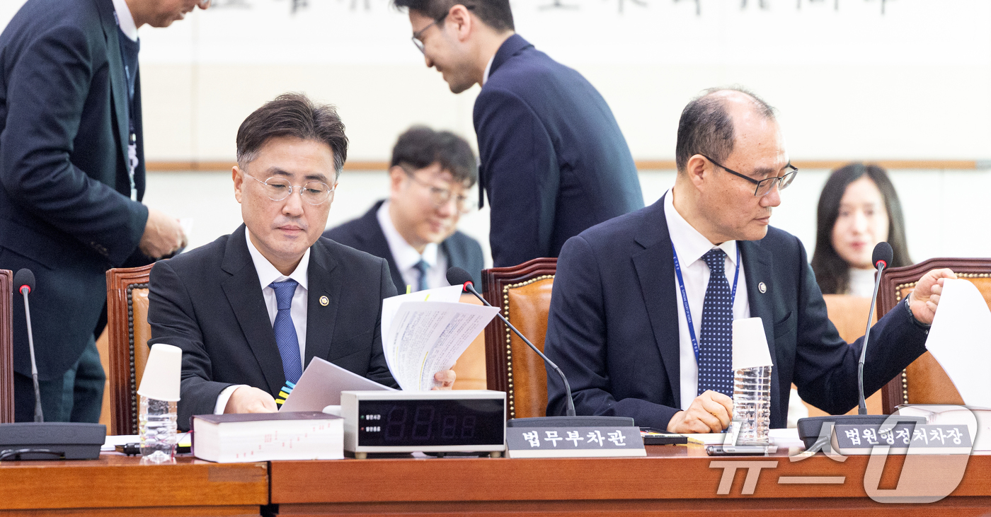 (서울=뉴스1) 이승배 기자 = 17일 서울 여의도 국회에서 열린 제433회국회(임시회) 법제사법위원회 제2차 법안심사제1소위원회에서 이진수 법무부 차관과 기우종 법원행정처 차장이 …