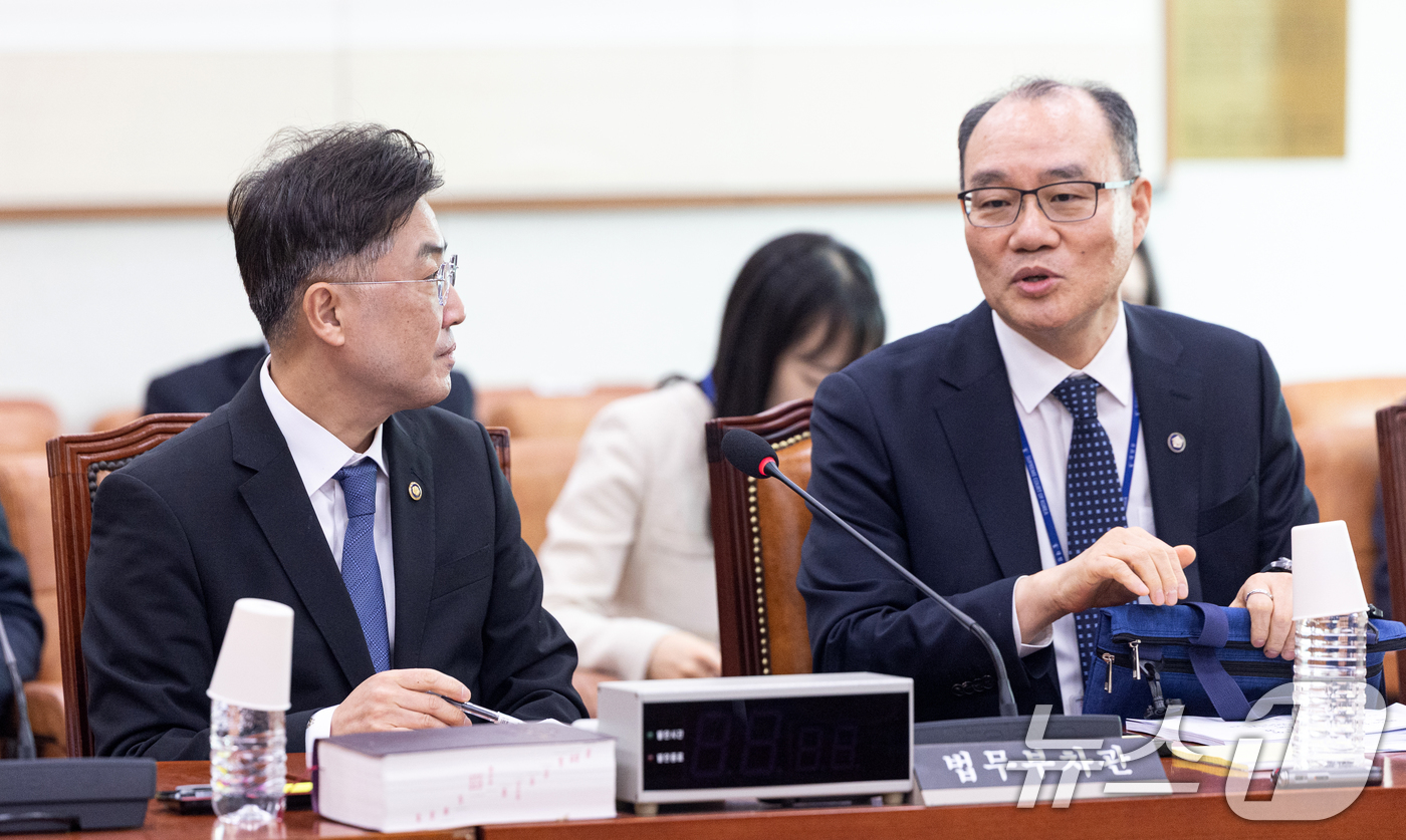 (서울=뉴스1) 이승배 기자 = 17일 서울 여의도 국회에서 열린 제433회국회(임시회) 법제사법위원회 제2차 법안심사제1소위원회에서 이진수 법무부 차관과 기우종 법원행정처 차장이 …