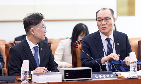 법사위 제1소위 출석한 이진수 법무부 차관과 기우종 법원행정처 차장