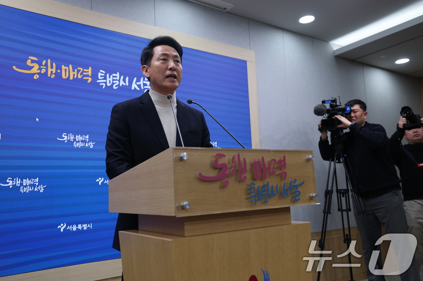 (서울=뉴스1) 오대일 기자 = 오세훈 서울시장이 6·3지방선거 국민의힘 서울시장 후보자 추가 공천 접수 마감일인 17일 오후 서울시청 브리핑룸에서 공천 신청과 관련한 입장을 밝히 …