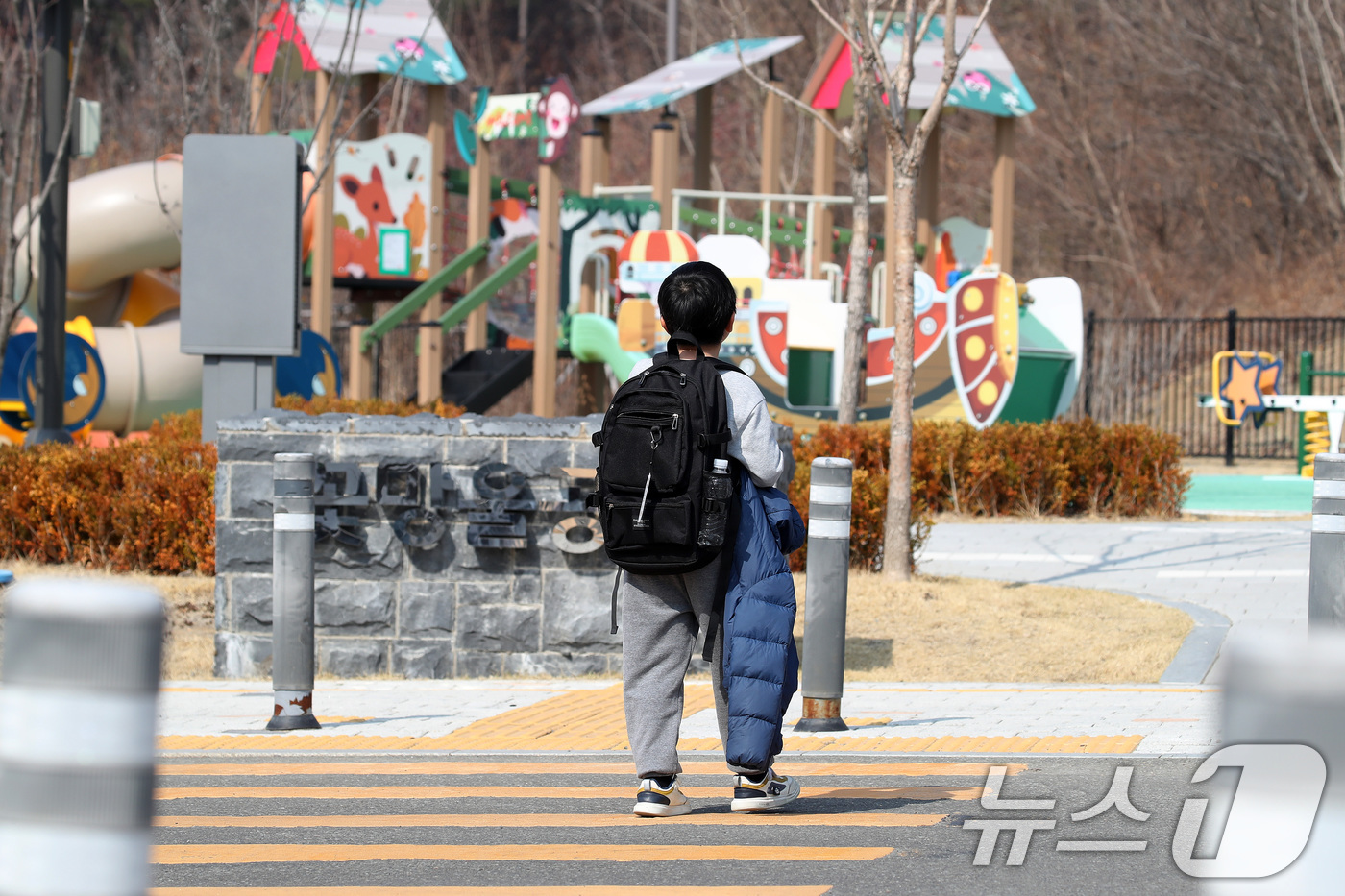 (대구=뉴스1) 공정식 기자 = 17일 오후 대구 북구의 초등학교에서 수업을 마친 초등학생이 학교 인근 놀이터로 향하고 있다.전날 오후 이 학교 인근 놀이터에서 놀던 초등학생이 K …