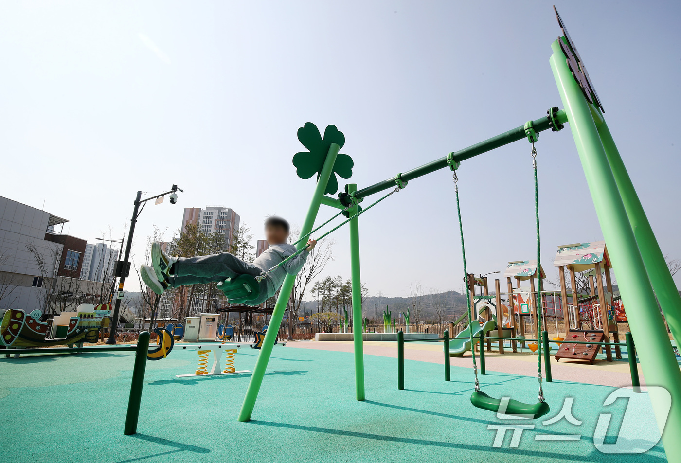 (대구=뉴스1) 공정식 기자 = 17일 오후 대구 북구의 한 놀이터에서 수업을 마친 인근 초등학교 학생이 한가로이 그네를 타고 있다.전날 오후 이 놀이터에서 놀던 초등학생이 K2 …