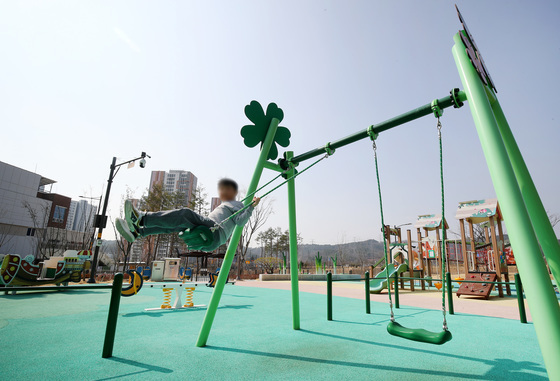 '탄두 추정 물체' 날아든 놀이터, 사고 후 통제선도 없어