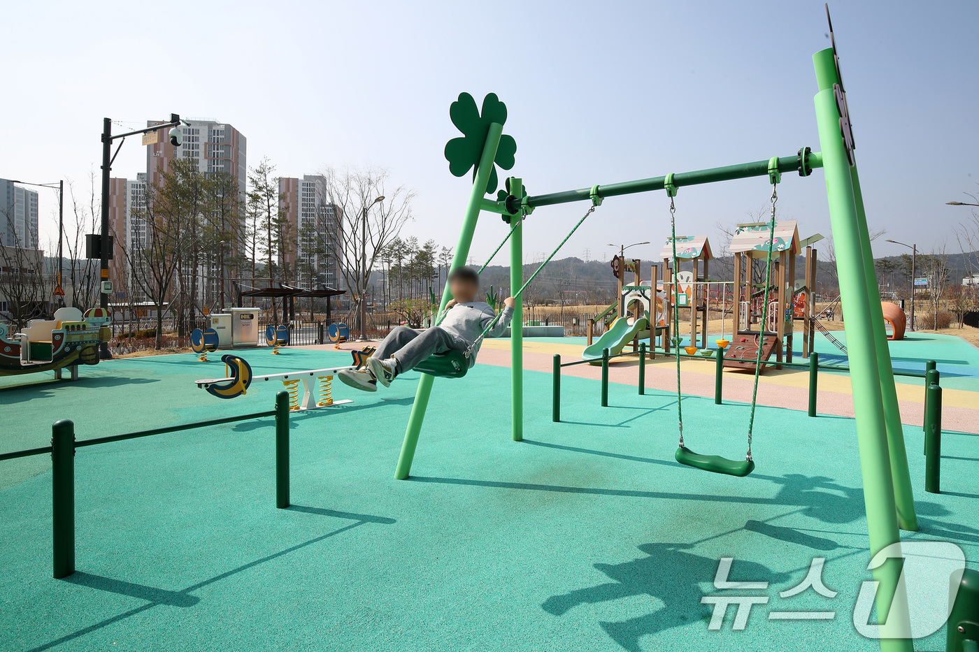 (대구=뉴스1) 공정식 기자 = 17일 오후 대구 북구의 한 놀이터에서 수업을 마친 인근 초등학교 학생이 한가로이 그네를 타고 있다.전날 오후 이 놀이터에서 놀던 초등학생이 K2 …