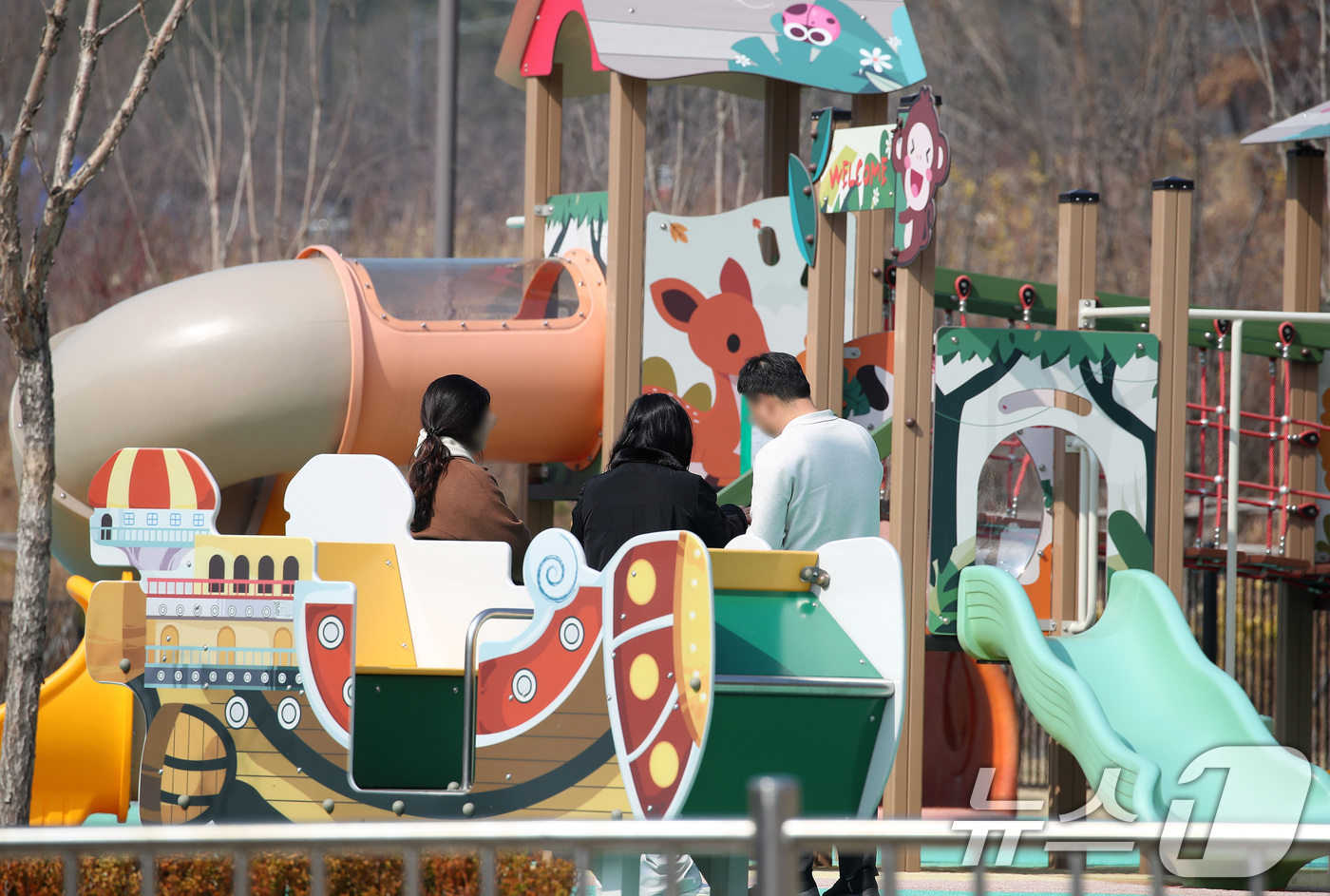 (대구=뉴스1) 공정식 기자 = 17일 오후 대구 북구의 초등학교 인근 놀이터에서 구청 관계자들이 전날 발생한 초등학생이 탄두 추정 물체에 맞아 다친 사고와 관련해 현장을 확인하고 …