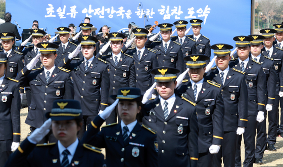 대통령께 대한 경례하는 신임 임용자들