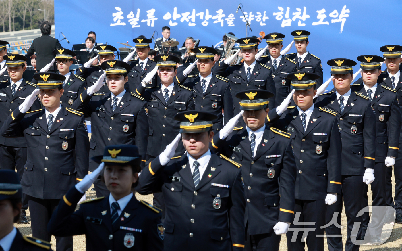 (아산=뉴스1) 허경 기자 = 17일 충남 아산 경찰대학 본관 앞 잔디광장에서 열린 신임 경찰 경위·경감 임용식에서 임용자들이 대통령께 대한 경례를 하고 있다. (청와대통신사진기자 …
