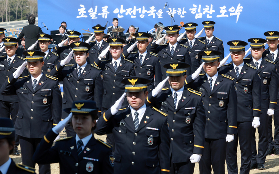 신임 경찰·경감 임용자, 대통령께 대한 경례