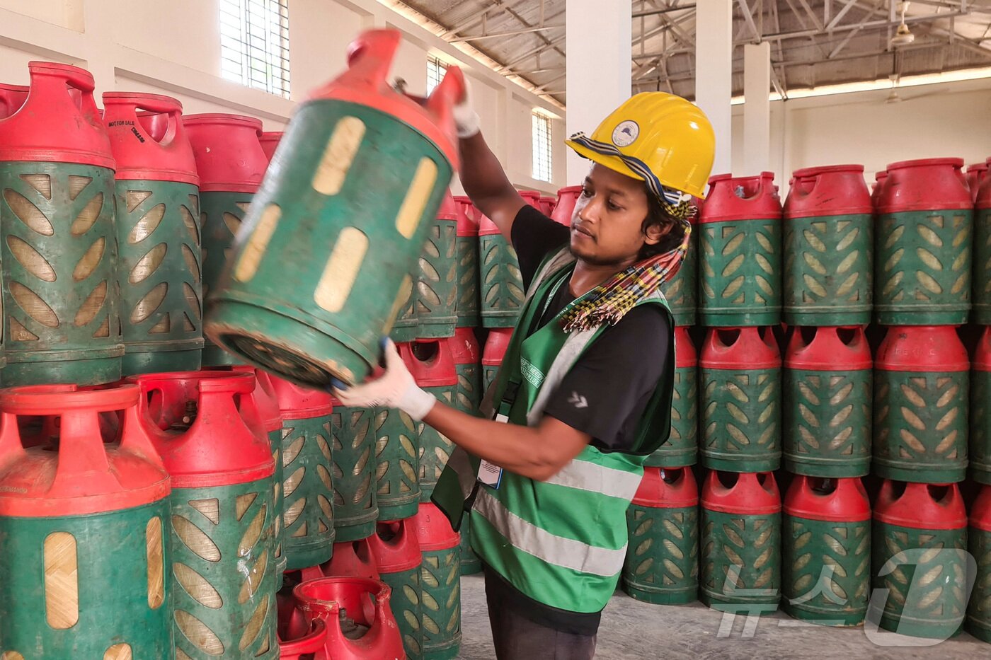 본문 이미지 -  12일(현지시간) 방글라데시 콕스바자르의 한 난민촌에서, 미국과 이스라엘이 이란과 갈등을 겪는 가운데, 한 NGO 창고에서 노동자가 로힝야족에게 나눠줄 가스통을 분류하고 있다. 2026.03.12. ⓒ 로이터=뉴스1
