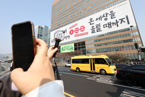 BTS 컴백 앞둔 광화문광장 찾은 '아미'