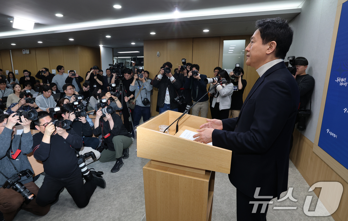 (서울=뉴스1) 오대일 기자 = 오세훈 서울시장이 6·3지방선거 국민의힘 서울시장 후보자 추가 공천 접수 마감일인 17일 오후 서울시청 브리핑룸에서 공천 신청과 관련한 입장을 밝히 …