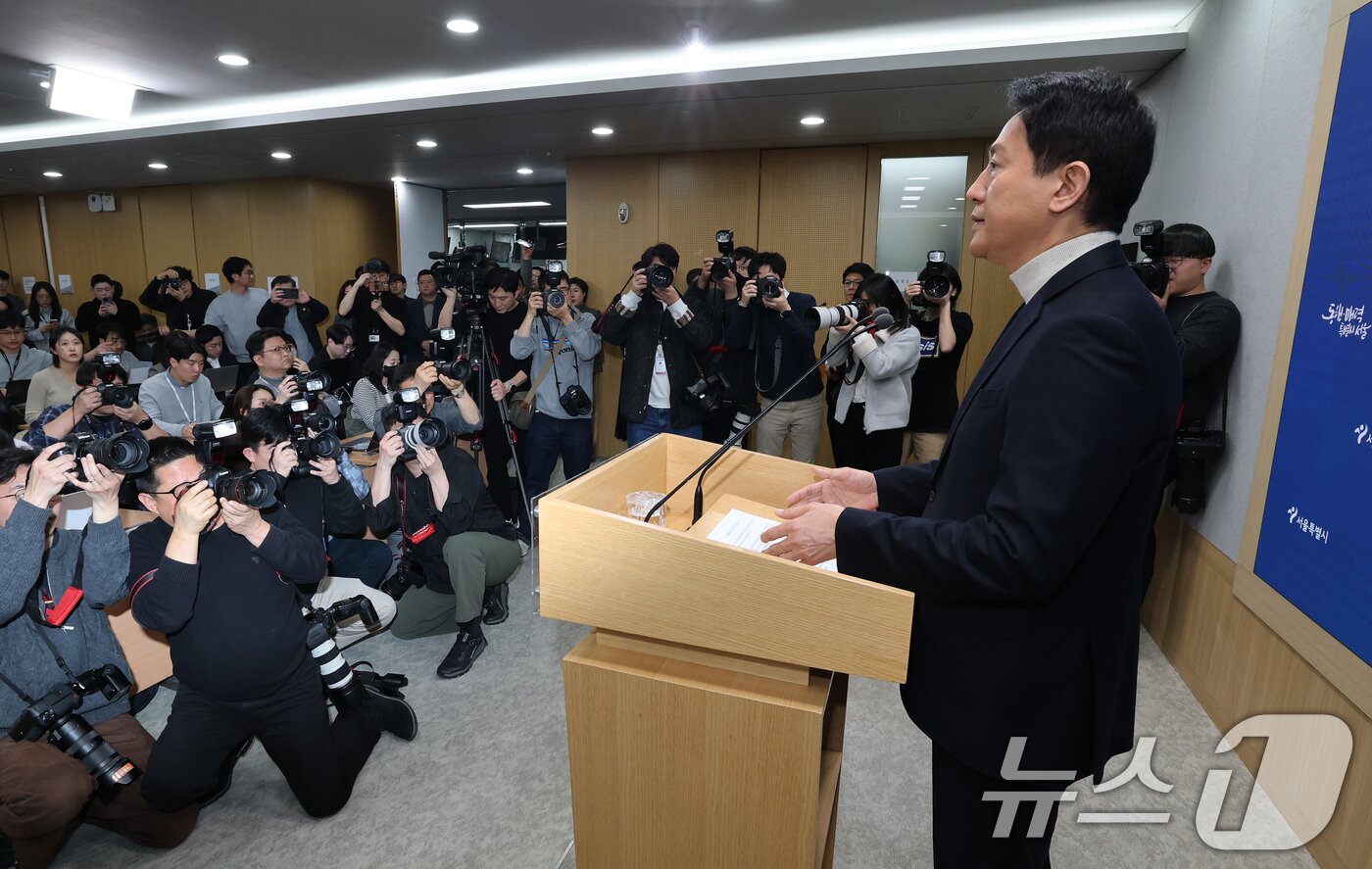 본문 이미지 - 오세훈 서울시장이 6·3지방선거 국민의힘 서울시장 후보자 추가 공천 접수 마감일인 17일 오후 서울시청 브리핑룸에서 공천 신청과 관련한 입장을 밝히고 있다. 2026.3.17 ⓒ 뉴스1 오대일 기자
