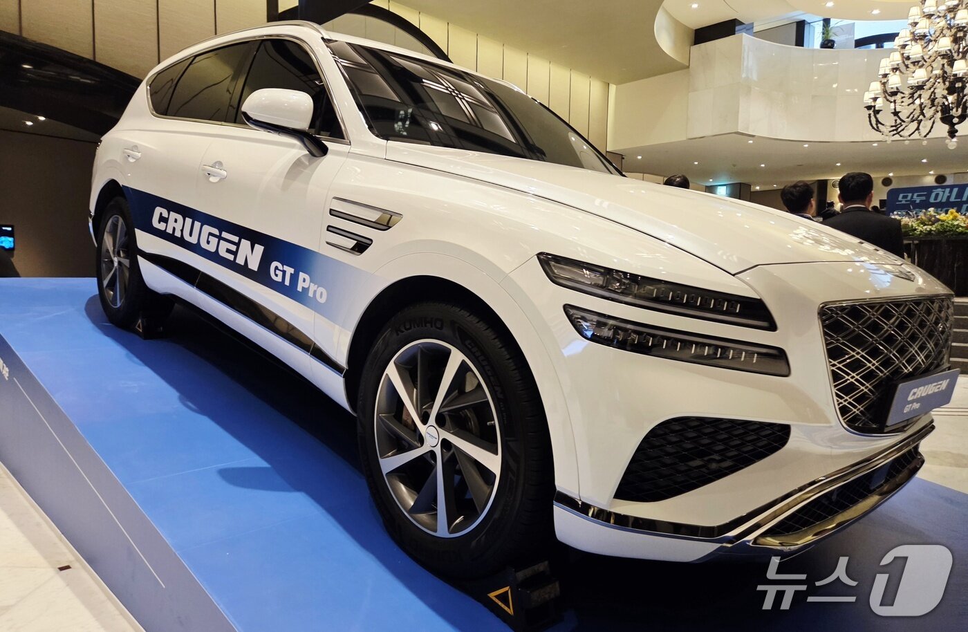 본문 이미지 - 17일 서울 용산구 그랜드 하얏트 서울에서 열린 금호타이어 크로젠 GT Pro 출시 현장에 전시된 크루젠 GT Pro.  ⓒ 뉴스1 박기범 기자