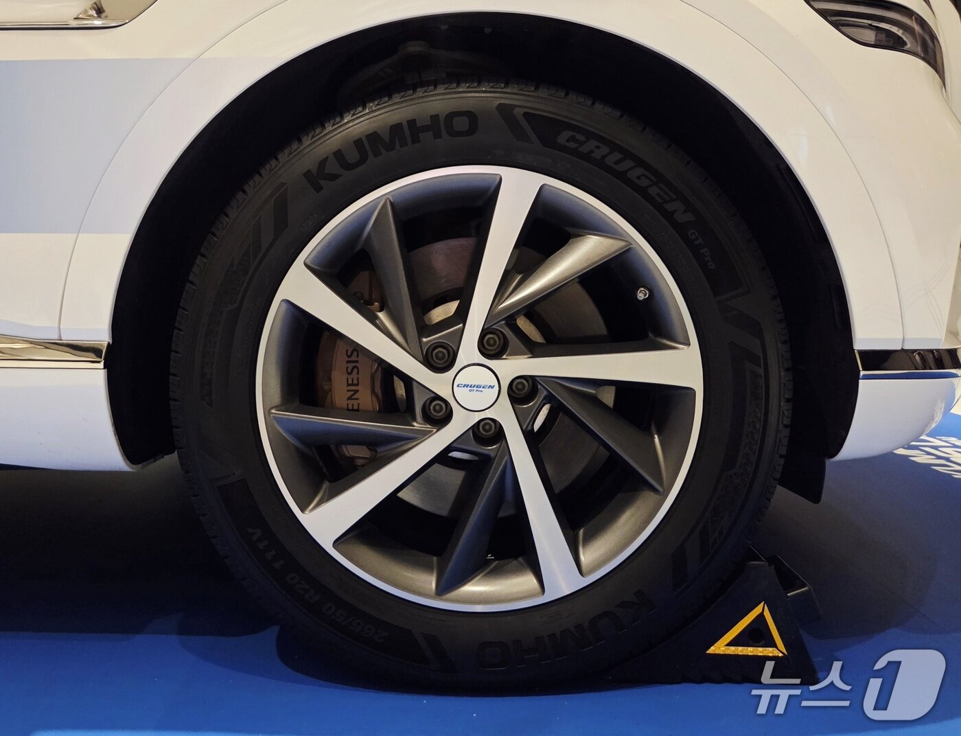 본문 이미지 - 17일 서울 용산구 그랜드 하얏트 서울에서 열린 금호타이어 크로젠 GT Pro 출시 현장에 전시된 크루젠 GT Pro.  ⓒ 뉴스1 박기범 기자 