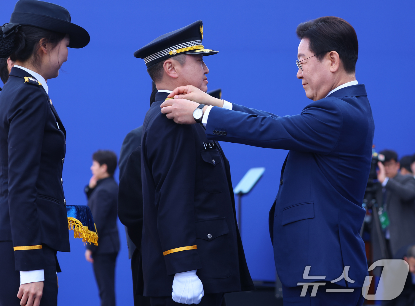 (아산=뉴스1) 이재명 기자 = 이재명 대통령이 17일 충남 아산시 경찰대학에서 열린 신임 경찰 경위·경감 임용식에서 계급장을 수여하고 있다. (청와대통신사진기자단) 2026.3. …