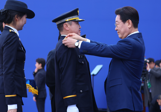 계급장 수여하는 이재명 대통령