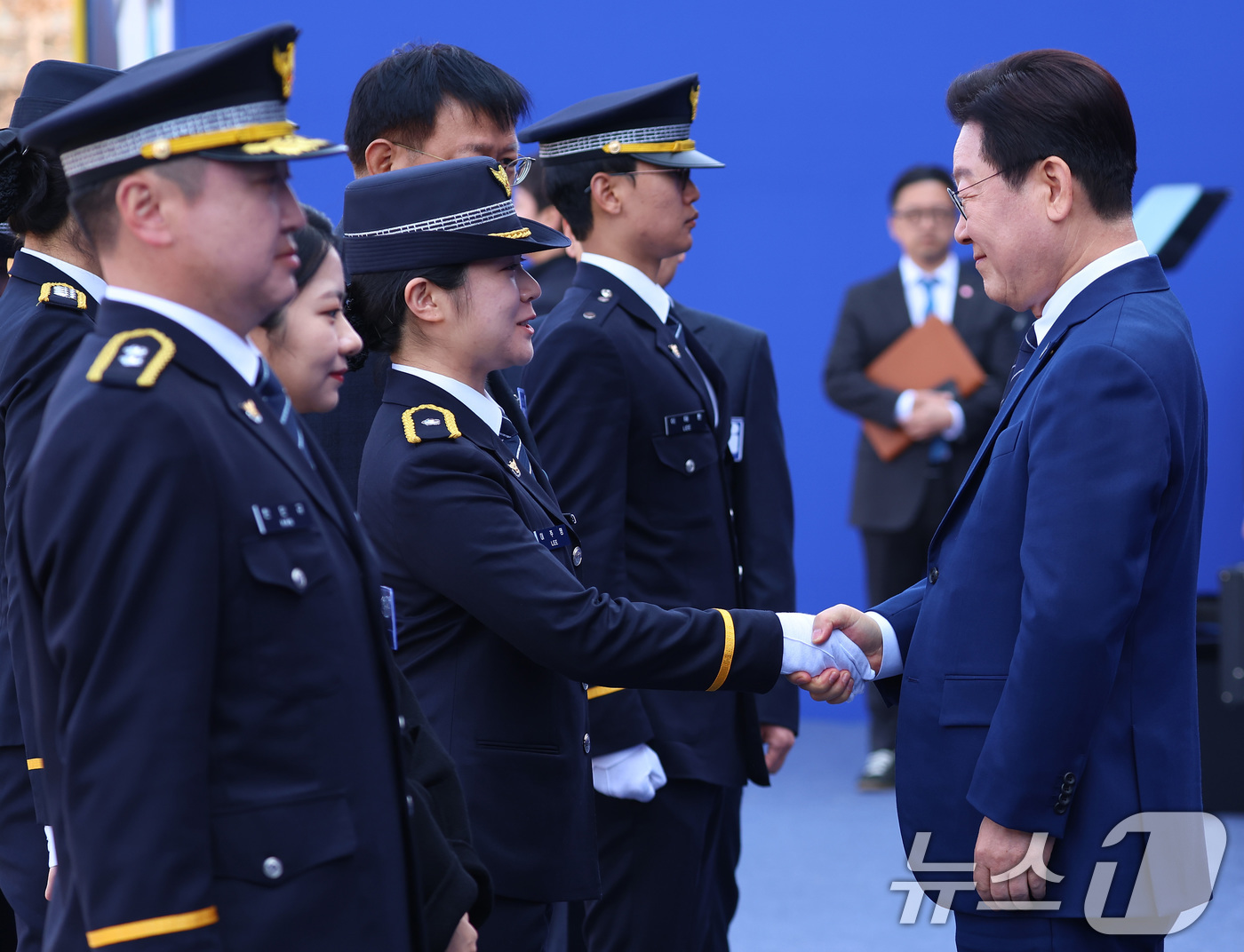 (아산=뉴스1) 이재명 기자 = 이재명 대통령이 17일 충남 아산시 경찰대학에서 열린 신임 경찰 경위·경감 임용식에서 계급장을 수여한 후 악수하고 있다. (청와대통신사진기자단) 2 …