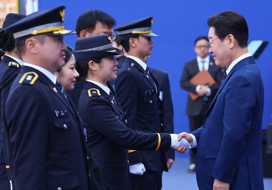 계급장 수여하는 이재명 대통령