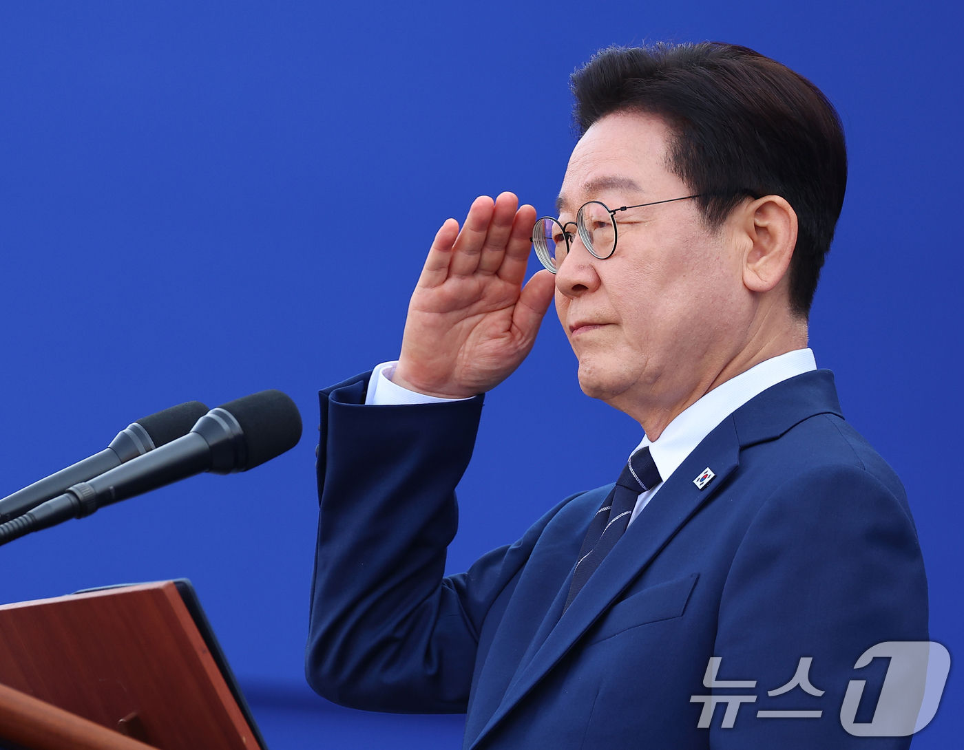 (아산=뉴스1) 이재명 기자 = 이재명 대통령이 17일 충남 아산시 경찰대학에서 열린 신임 경찰 경위·경감 임용식에서 신임 경찰관들의 경례를 받고 있다. (청와대통신사진기자단) 2 …