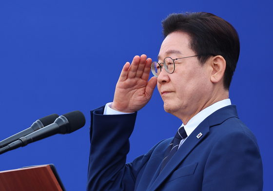 경례 받는 이재명 대통령