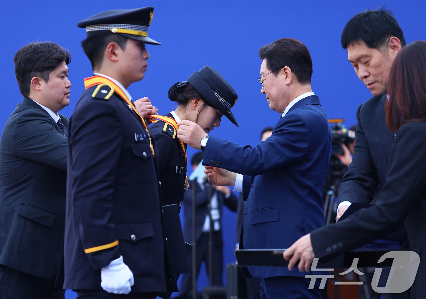 (아산=뉴스1) 이재명 기자 = 이재명 대통령이 17일 충남 아산시 경찰대학에서 열린 신임 경찰 경위·경감 임용식에서 동이정 경위에게 상장을 수여하고 있다. (청와대통신사진기자단) …