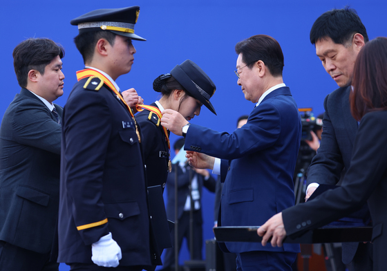 상장 수여하는 이재명 대통령