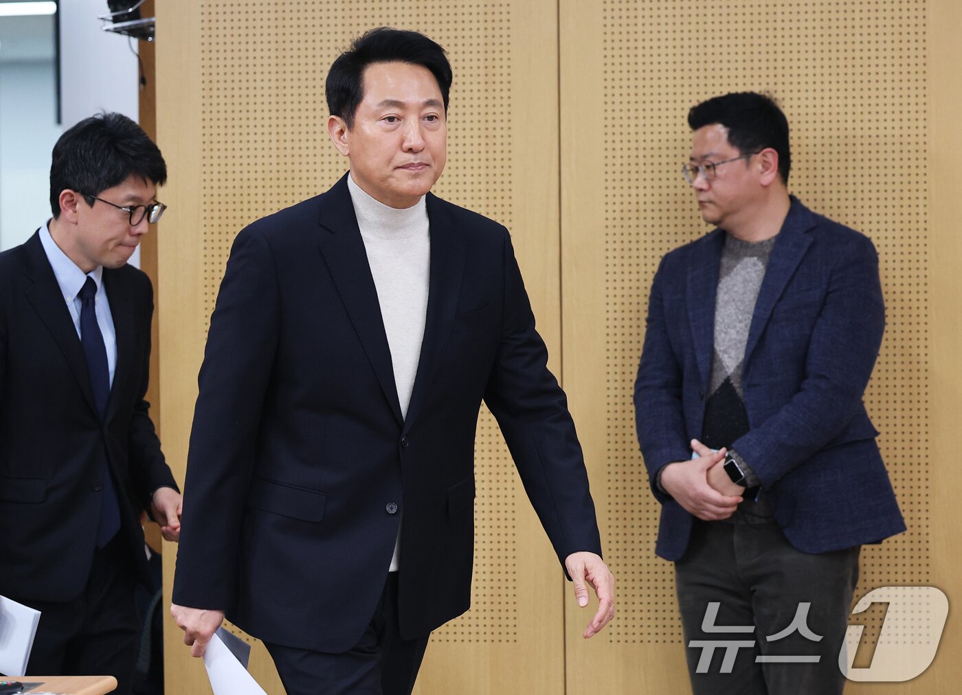 본문 이미지 - 오세훈 서울시장이 6·3지방선거 국민의힘 서울시장 후보자 추가 공천 접수 마감일인 17일 오후 서울시청 브리핑룸에서 공천 신청과 관련한 입장을 밝히기 위해 들어서고 있다.  2026.3.17 ⓒ 뉴스1 오대일 기자