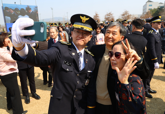 '경찰 임용을 축하하며'