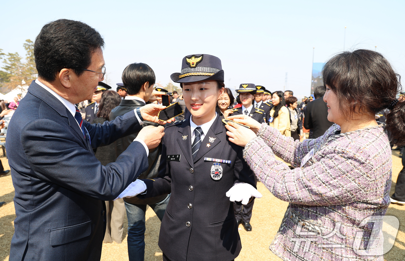 (아산=뉴스1) 허경 기자 = 17일 충남 아산 경찰대학 본관 앞 잔디광장에서 열린 신임 경찰·경감 임용식에서 신정훈 국회 행안위원장이 심수연 신임 경위에게 계급장을 부착해주고 있 …