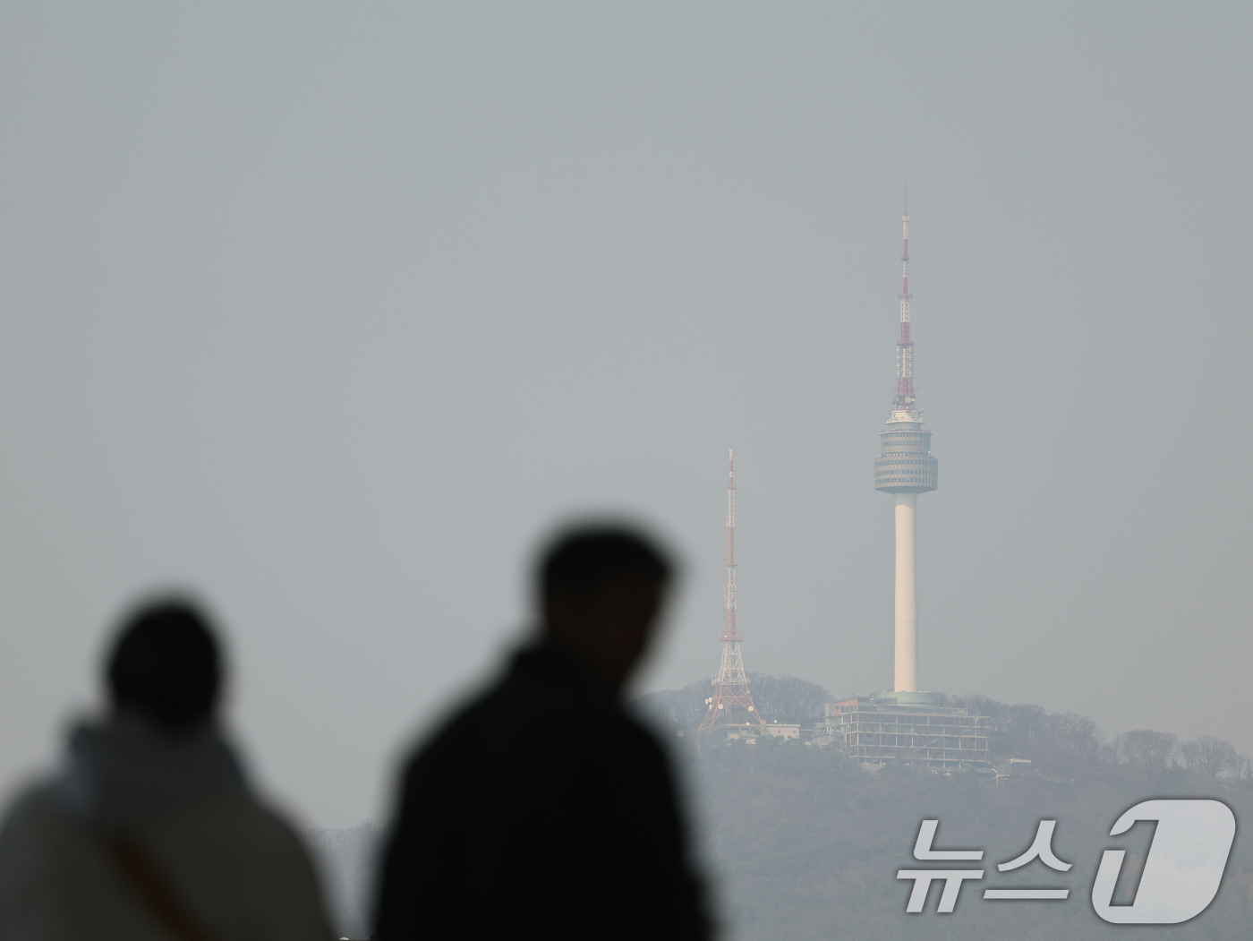 (서울=뉴스1) 황기선 기자 = 미세먼지 비상저감조치가 발령된 17일 오후 서울 용산구 국립중앙박물관에서 바라본 남산 N서울타워가 흐리게 보이고 있다. 2026.3.17/뉴스1