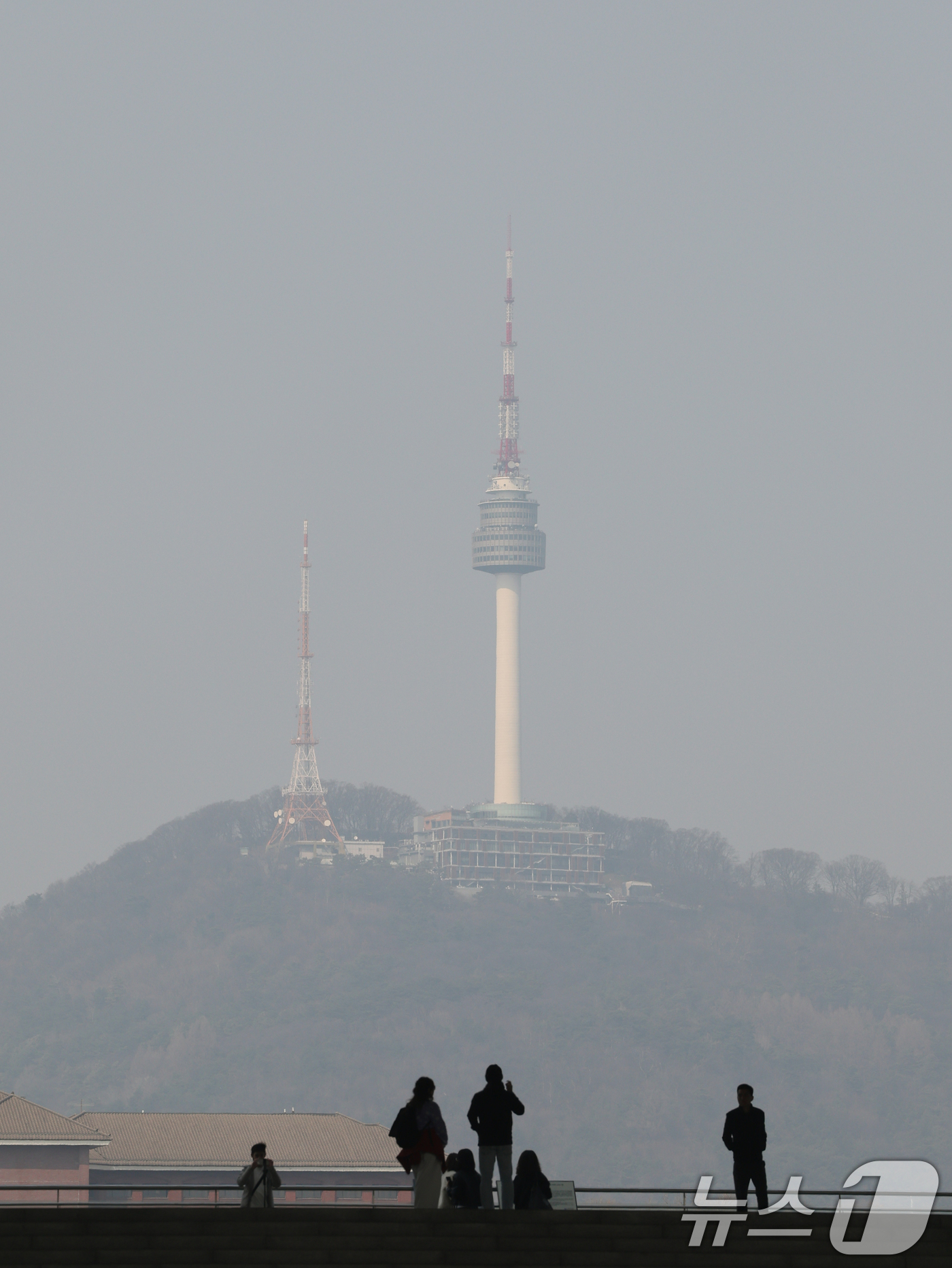 (서울=뉴스1) 황기선 기자 = 미세먼지 비상저감조치가 발령된 17일 오후 서울 용산구 국립중앙박물관에서 바라본 남산 N서울타워가 흐리게 보이고 있다. 2026.3.17/뉴스1