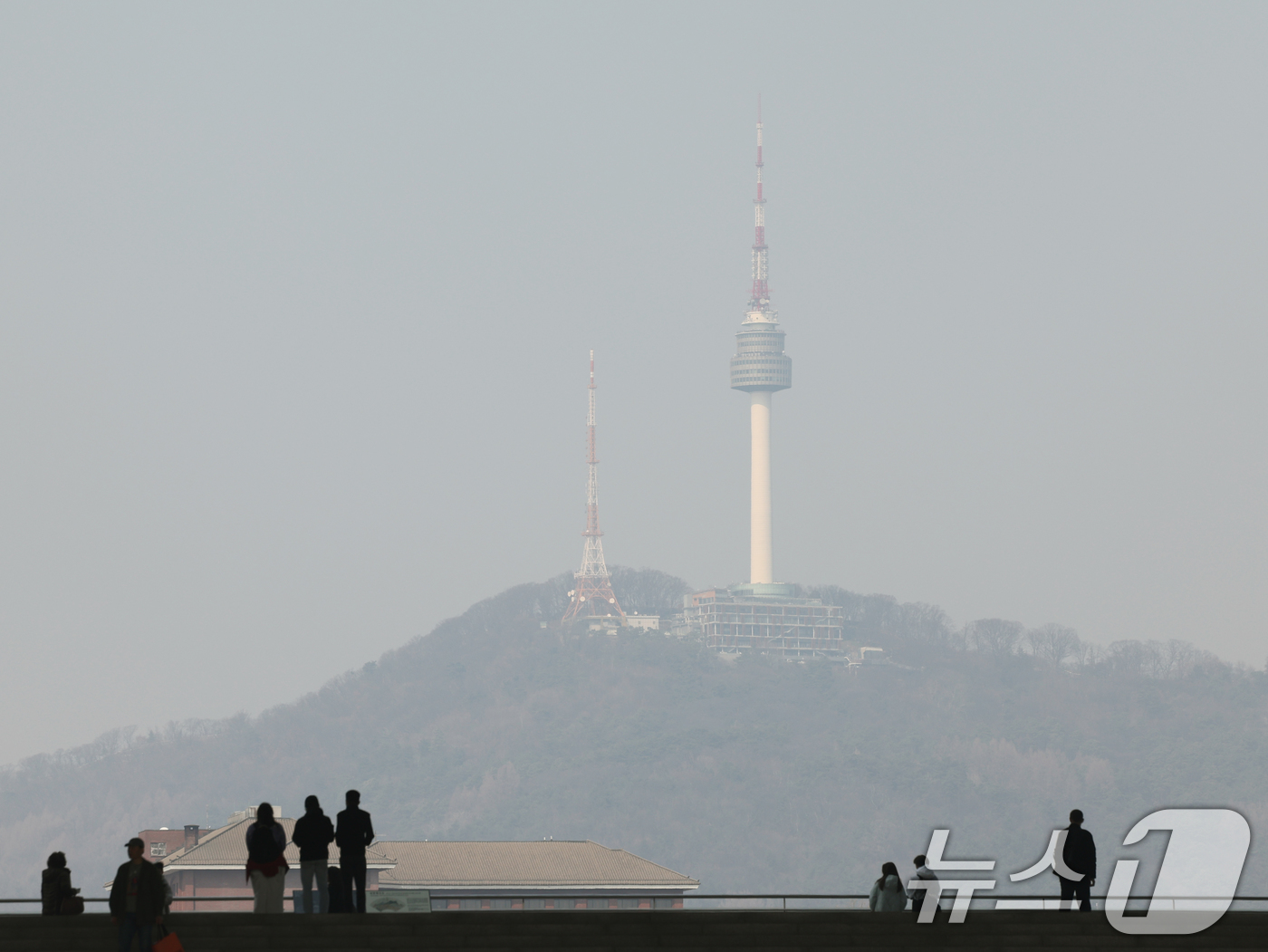 (서울=뉴스1) 황기선 기자 = 미세먼지 비상저감조치가 발령된 17일 오후 서울 용산구 국립중앙박물관에서 바라본 남산 N서울타워가 흐리게 보이고 있다. 2026.3.17/뉴스1