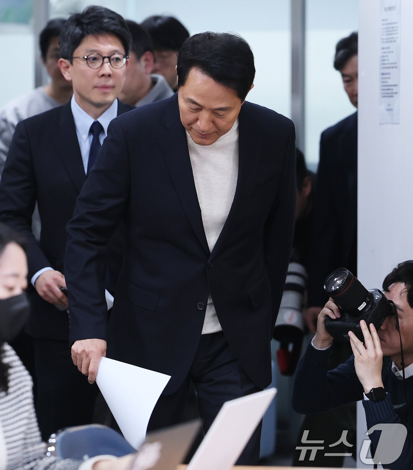 본문 이미지 - 오세훈 서울시장이 6·3지방선거 국민의힘 서울시장 후보자 추가 공천 접수 마감일인 17일 오후 서울시청 브리핑룸에서 공천 관련 입장을 밝히기 위해 들어서며 고개 숙여 인사하고 있다. 2026.3.17 ⓒ 뉴스1 오대일 기자