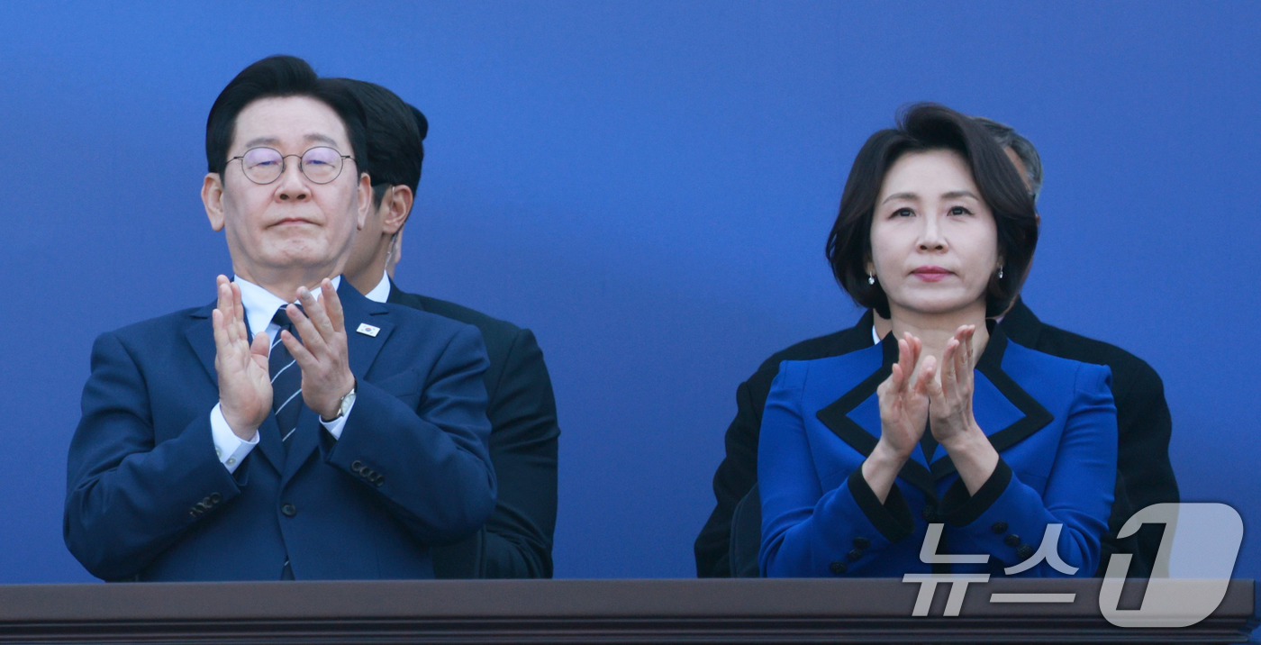 (아산=뉴스1) 이재명 기자 = 이재명 대통령과 김혜경 여사가 17일 충남 아산시 경찰대학에서 열린 신임 경찰 경위·경감 임용식에서 박수를 치고 있다. (청와대통신사진기자단) 20 …