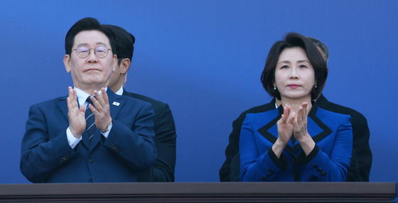 박수치는 이재명 대통령·김혜경 여사