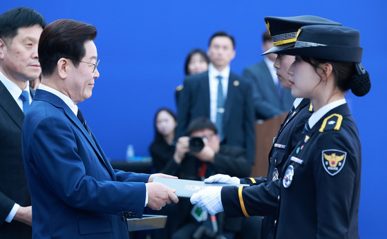 신임 경찰 상장 수여하는 이재명 대통령