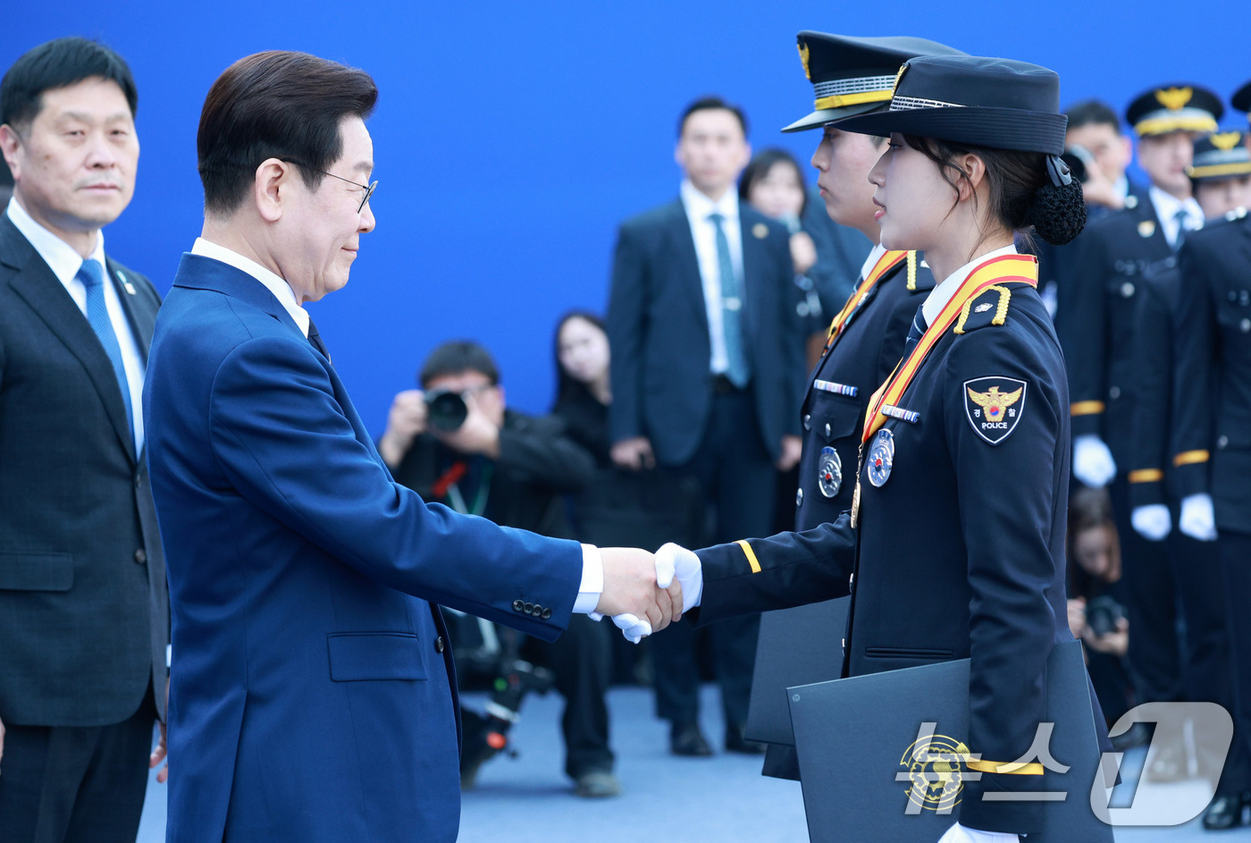 (아산=뉴스1) 이재명 기자 = 이재명 대통령이 17일 충남 아산시 경찰대학에서 열린 신임 경찰 경위·경감 임용식에서 동이정 경위에게 상장을 수여한 후 악수하고 있다. (청와대통신 …