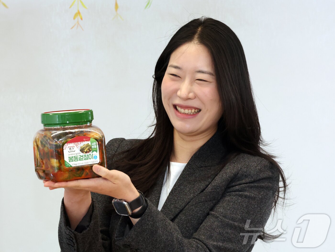 본문 이미지 - 최유주 대상 K마케팅기획1팀 과장이 17일 서울 종로구 대상 종가 본사에서 뉴스1과 인터뷰 전 포즈를 취하고 있다. ⓒ 뉴스1 황기선 기자