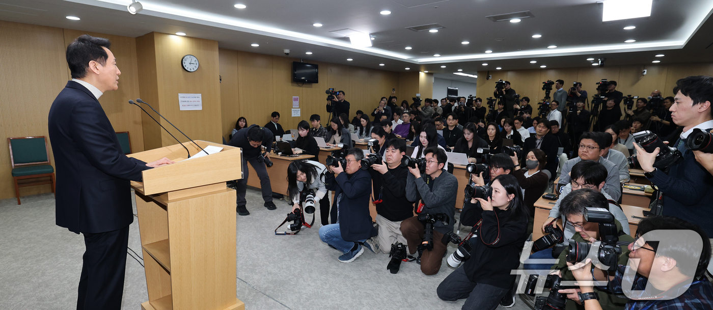 (서울=뉴스1) 오대일 기자 = 오세훈 서울시장이 6·3지방선거 국민의힘 서울시장 후보자 추가 공천 접수 마감일인 17일 오후 서울시청 브리핑룸에서 공천 신청과 관련한 입장을 밝히 …