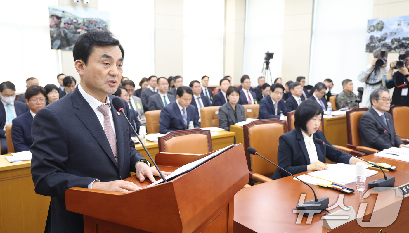(서울=뉴스1) 신웅수 기자 = 안규백 국방부 장관이 17일 서울 여의도 국회에서 국방위원회 전체회의에서 업무보고를 하고 있다. 2026.3.17/뉴스1