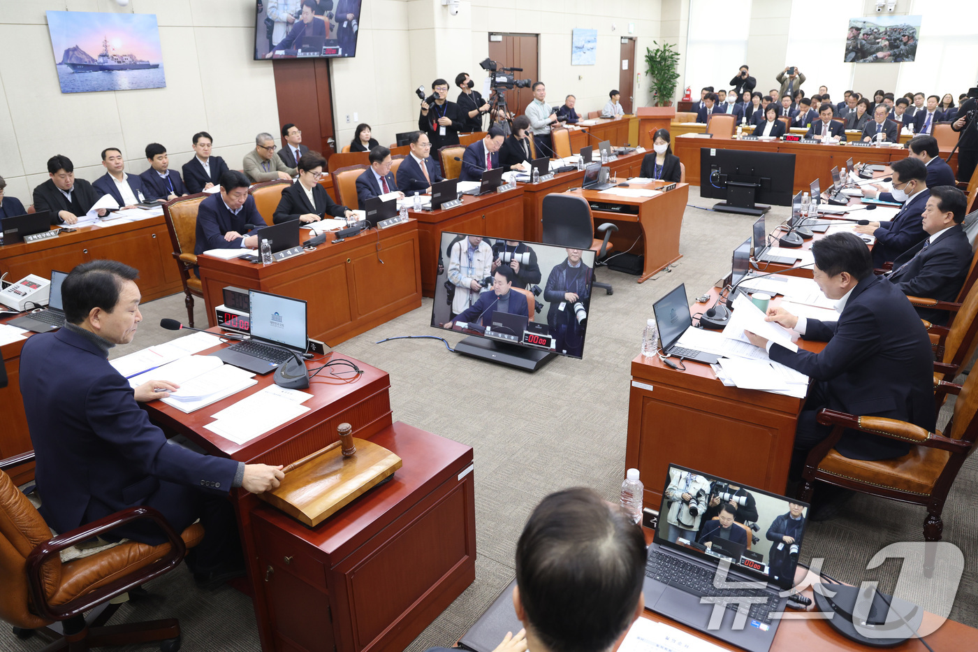 (서울=뉴스1) 신웅수 기자 = 성일종 위원장이 17일 서울 여의도 국회에서 국방위원회 전체회의에서 의사봉을 두드리고 있다. 2026.3.17/뉴스1