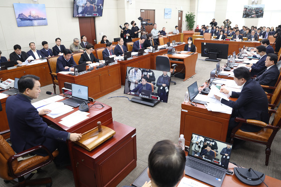 안건 처리하는 성일종 위원장